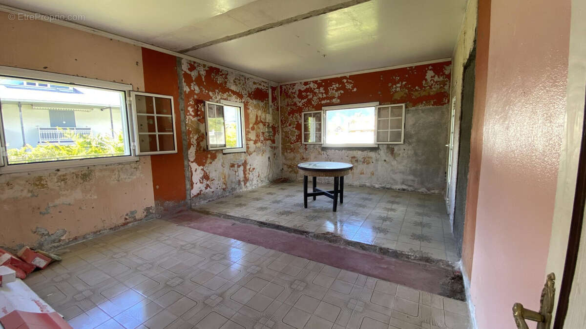 Fort potentiel de réaménagement pour une grande pièce de vie moderne - Maison à SALAZIE