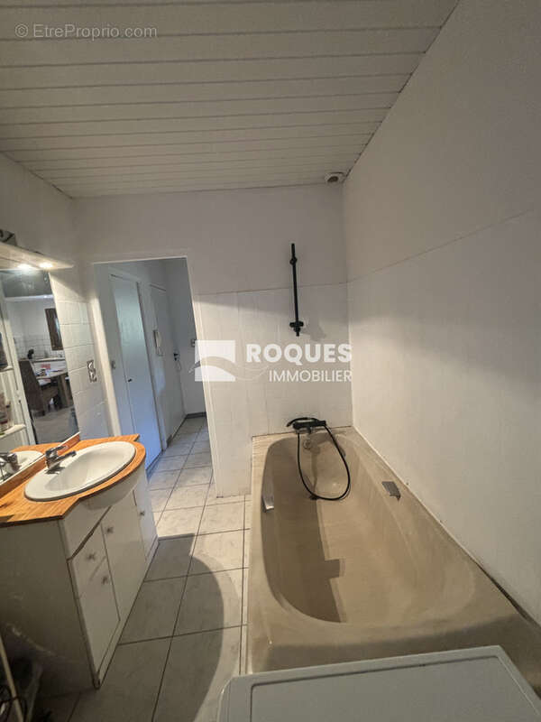 Clermont L'Hérault, Maison de ville 80 m2 habitables environ, avec garage 70 m2 et terrasse 45 m2. - photo 6
