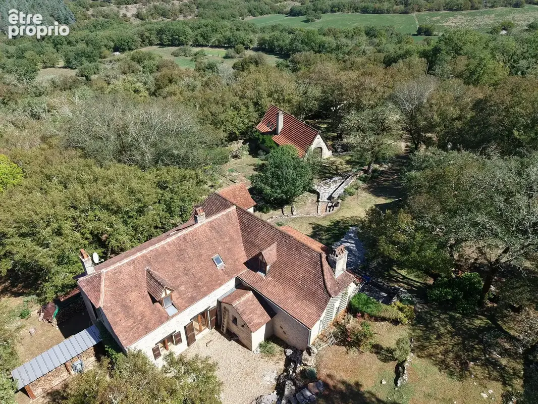 Propriété d' exception sur plus de 9 hectares . - photo 2