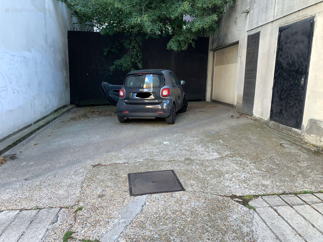Parking à PARIS-18E