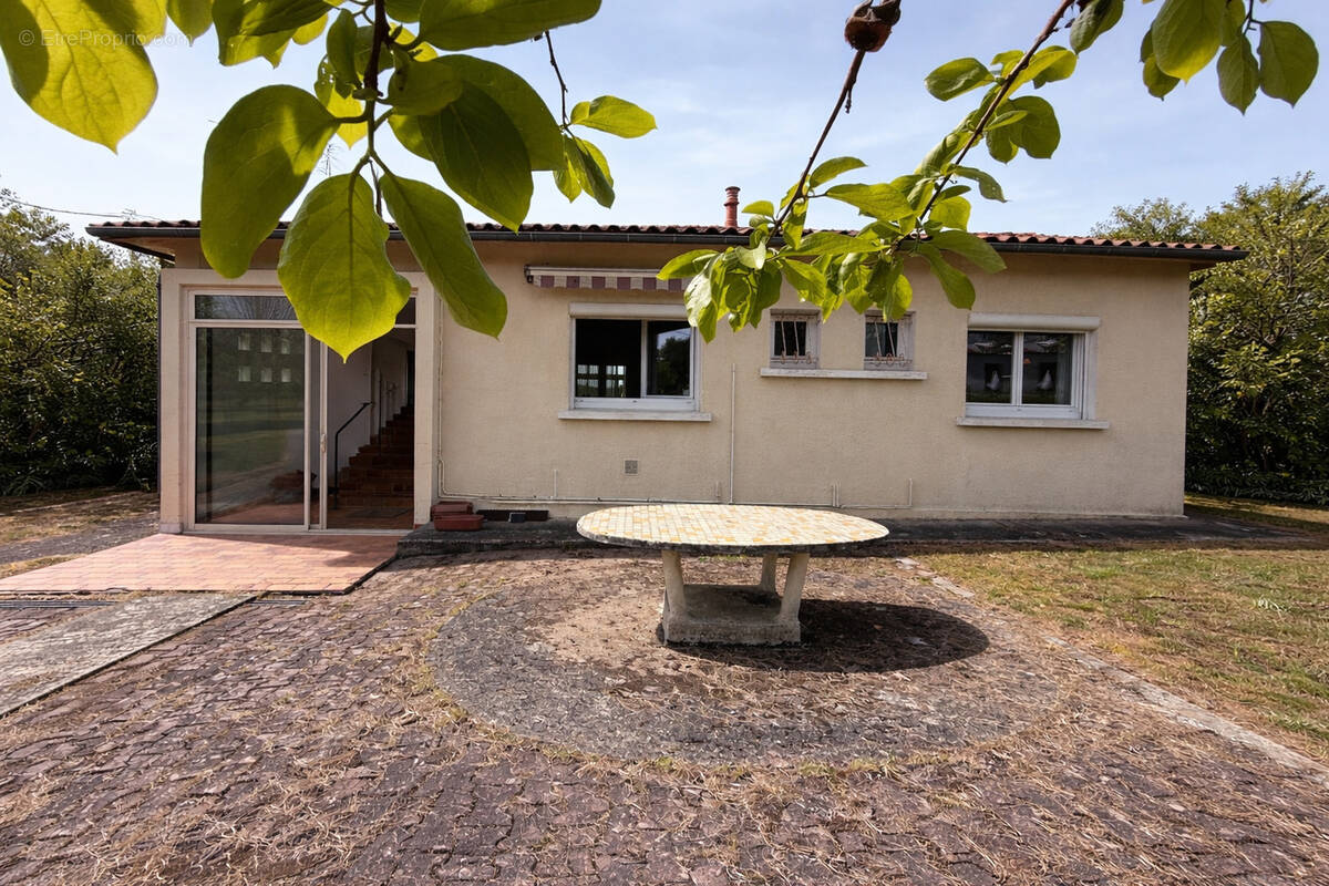Maison à LA ROCHE-CHALAIS