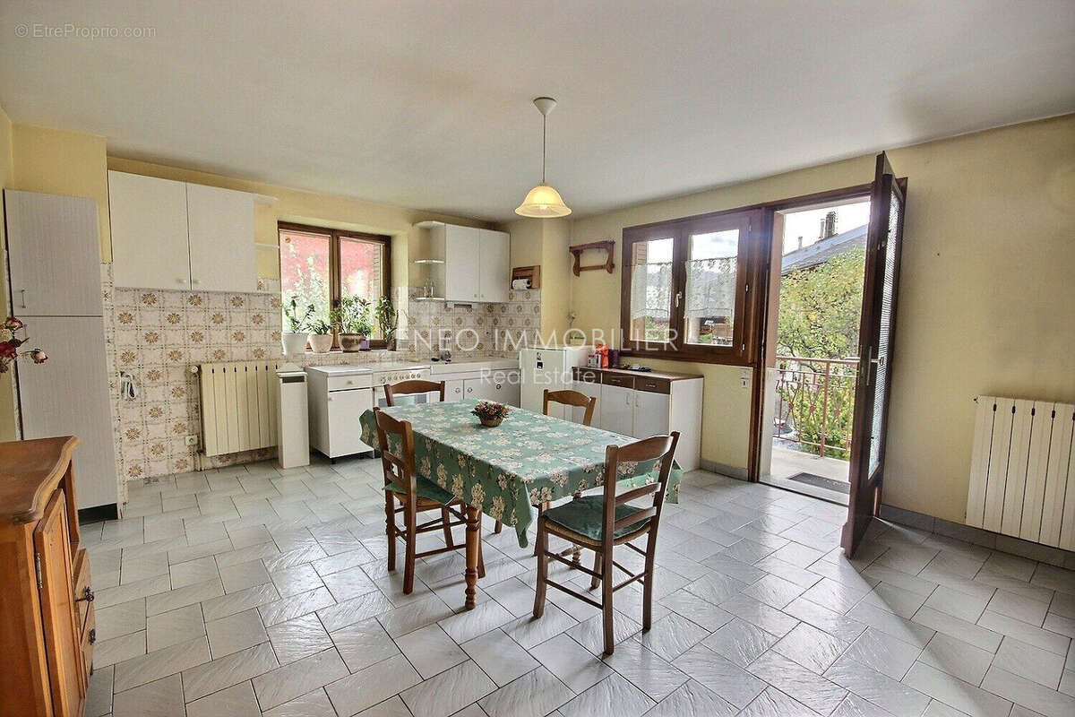 Maison à LES CHAPELLES