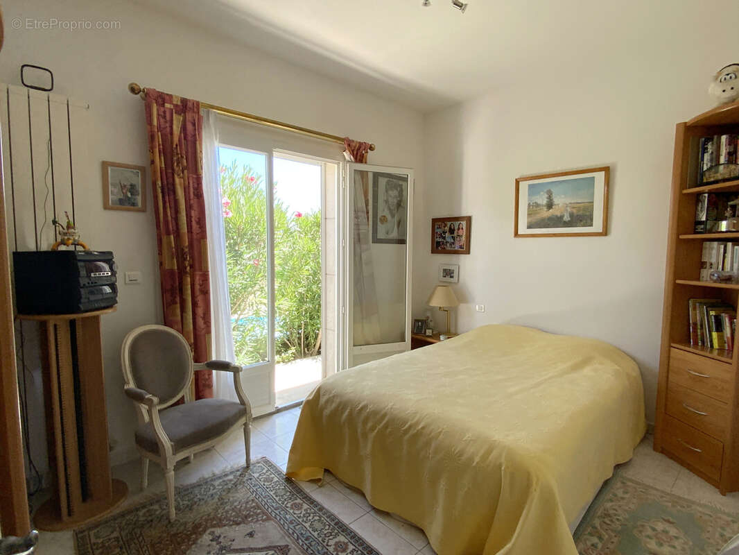 Villa de plain pied sur un terrain de 2300 m2 avec piscine. - photo 13