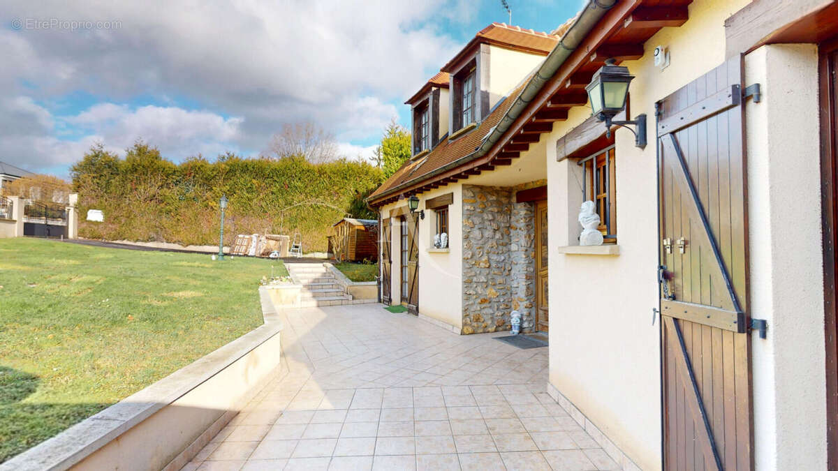 Maison familiale avec entrepôt indépendant : un bien rare aux multiples possibilités - photo 2
