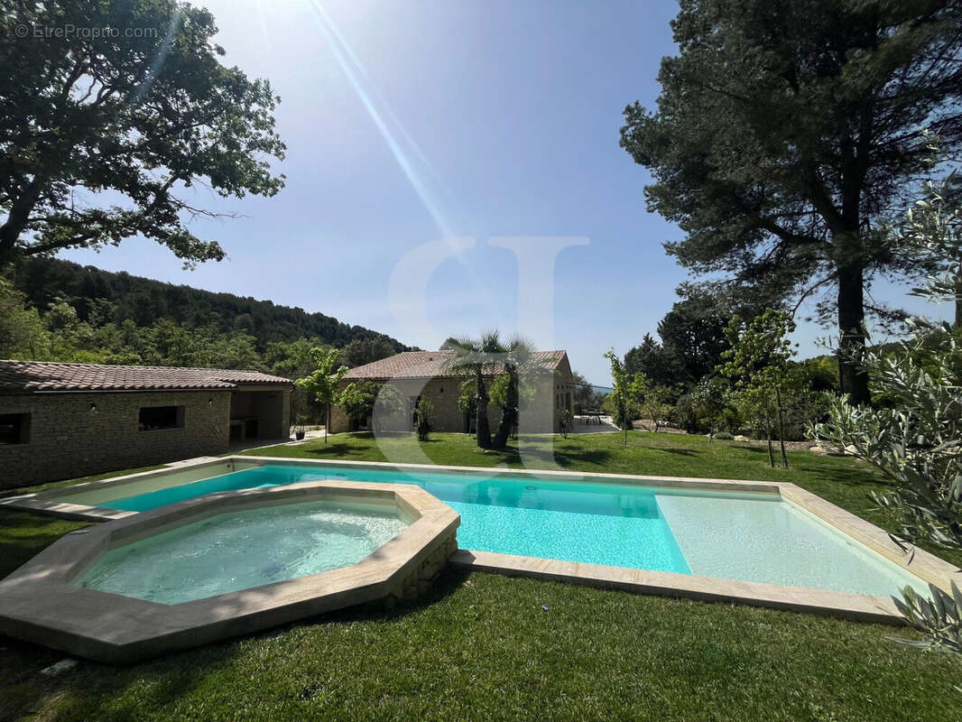 Maison à L'ISLE-SUR-LA-SORGUE