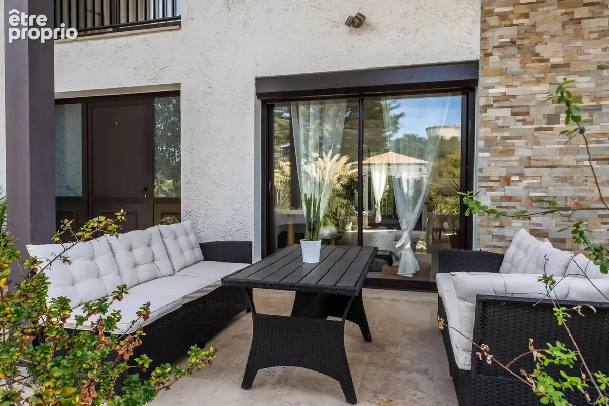 Une maison moderne avec piscine, jardin et parking - photo 40