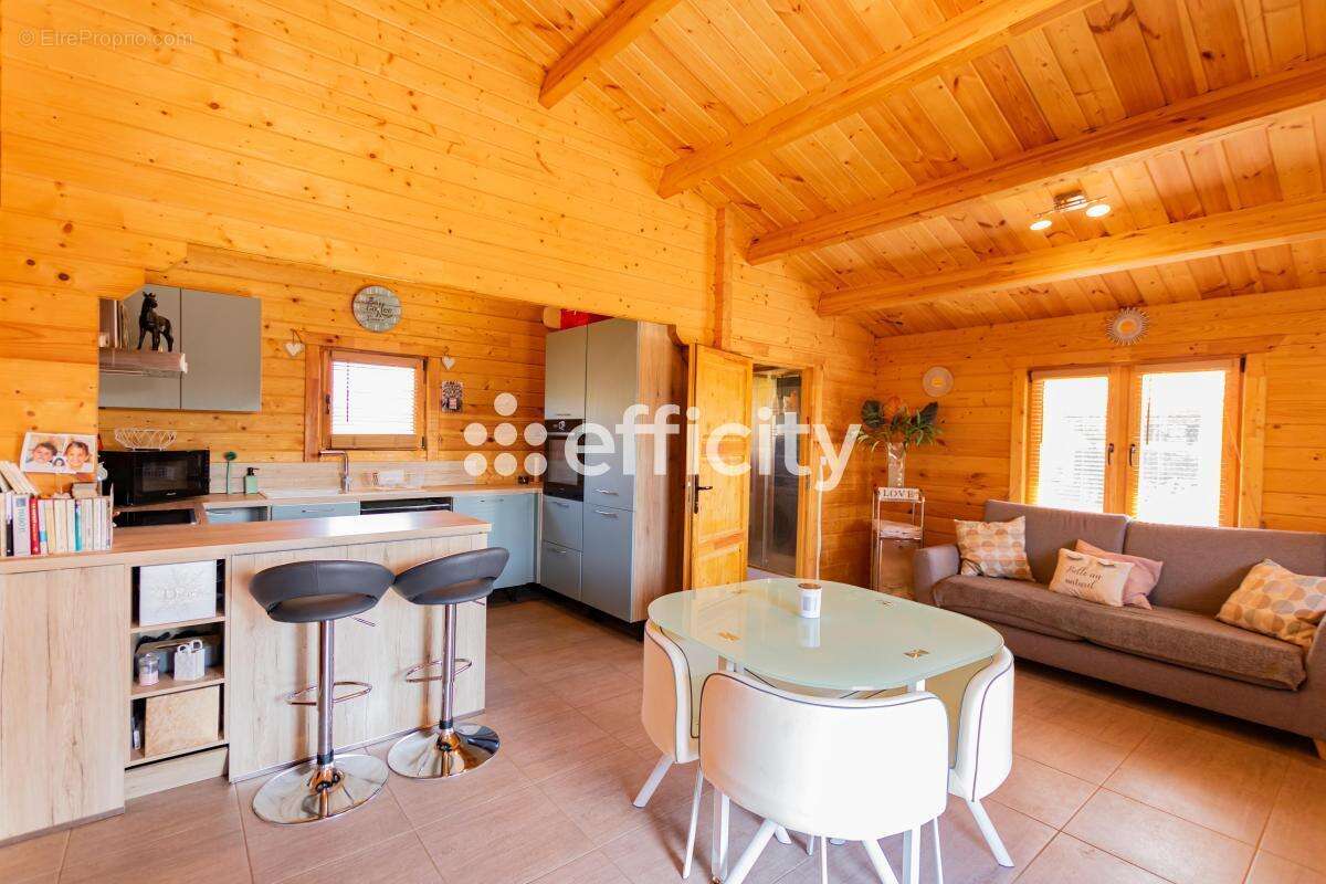 Commerce à SAINT-JEAN-DE-BOURNAY