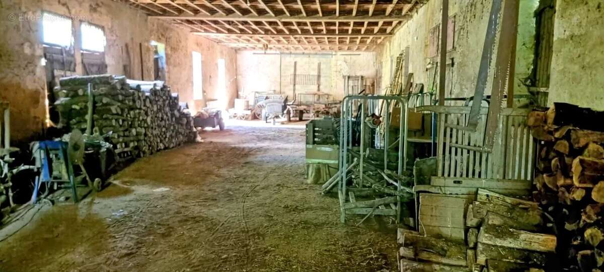 PROPRIETE AUTHENTIQUE   composée d' une maison familiale  et  de dépendances sur 10 HA . * - photo 19