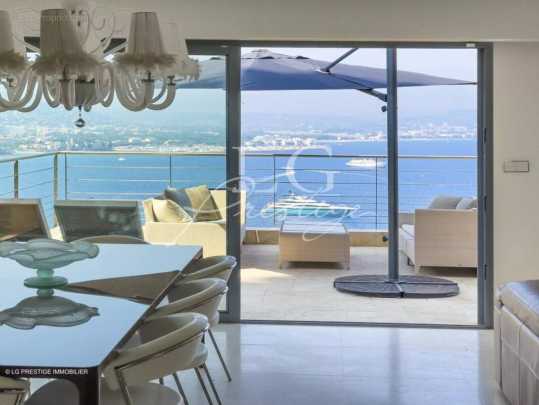 Villa contemporaine à Théoule-sur-Mer : Vue sur la baie de Cannes et les îles de Lérins - photo 7