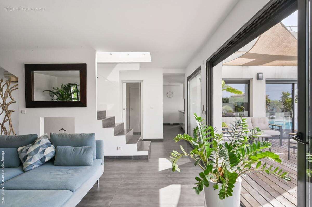 Sanary sur Mer - Villa d’exception de 250 m² – Piscine à débordement - photo 13