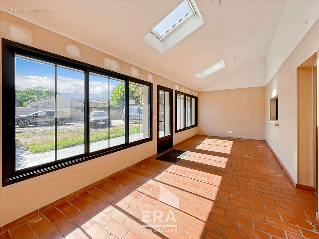 LE TAILLAN MEDOC - 33320 - Proche Blanquefort - Maison de plain-pied 120 m² avec jardin 450m² sans vis-à-vis - photo 2