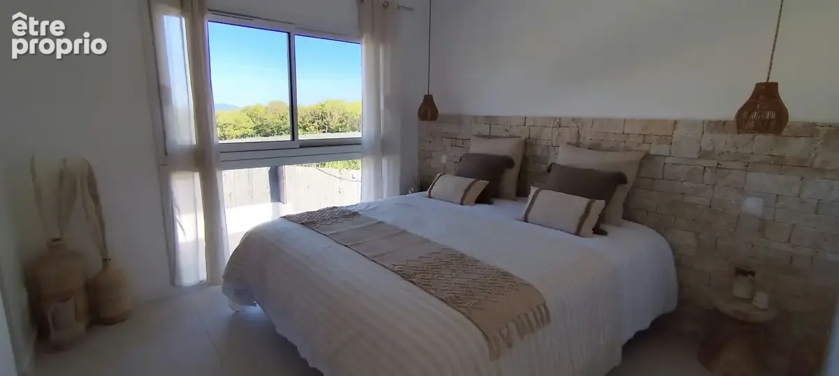 Maison, 4 Chambres, entièrement rénovée avec 3 suites parentales et piscine sur 1500 m2 de terrain - photo 12