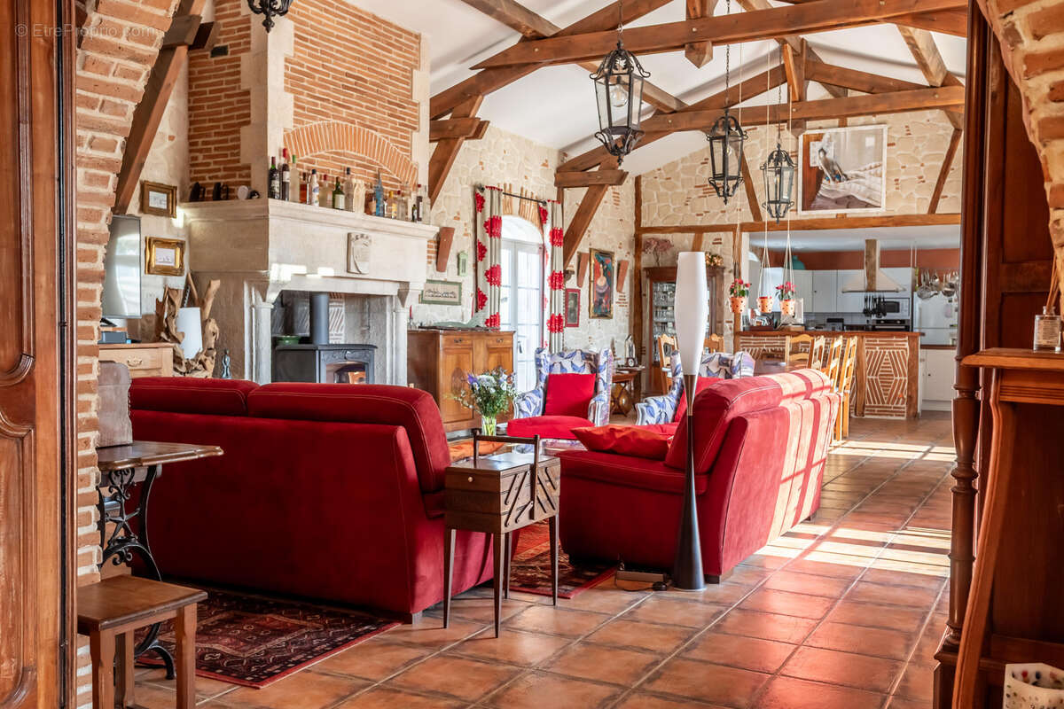 Propriété de campagne avec piscine, annexe, terrain, garage et lac - photo 4