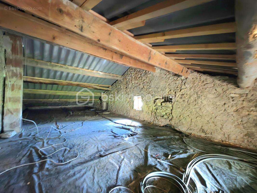 Maison à SAINT-JULIEN-DE-PEYROLAS