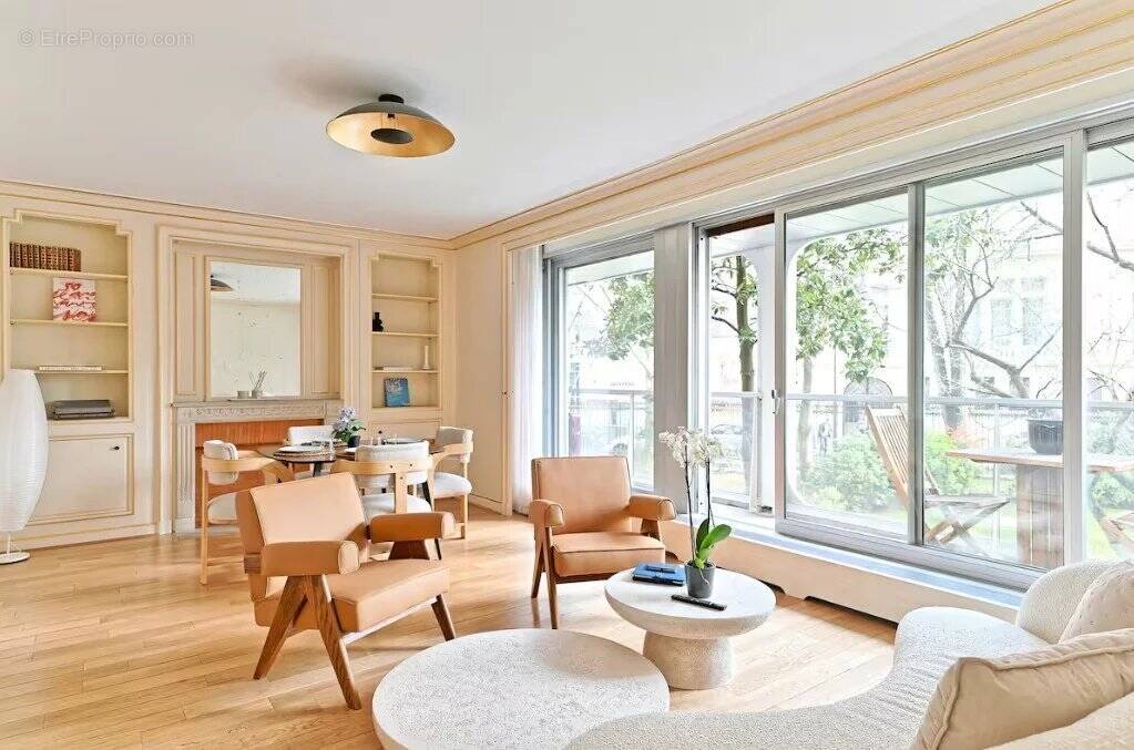 Appartement à PARIS-16E