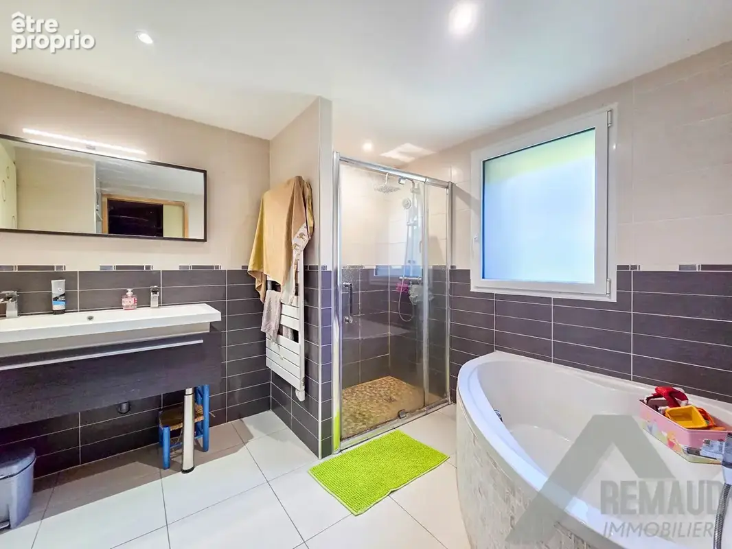 Grange Rénovée de 214 m² sur Terrain de 2973 m² - photo 8