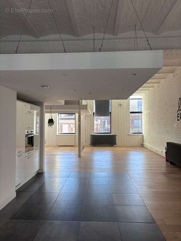 Nouveauté, superbe appartement de type loft d'une surface de 161m2 carrez, totalement rénové au coeur de Lille - photo 2