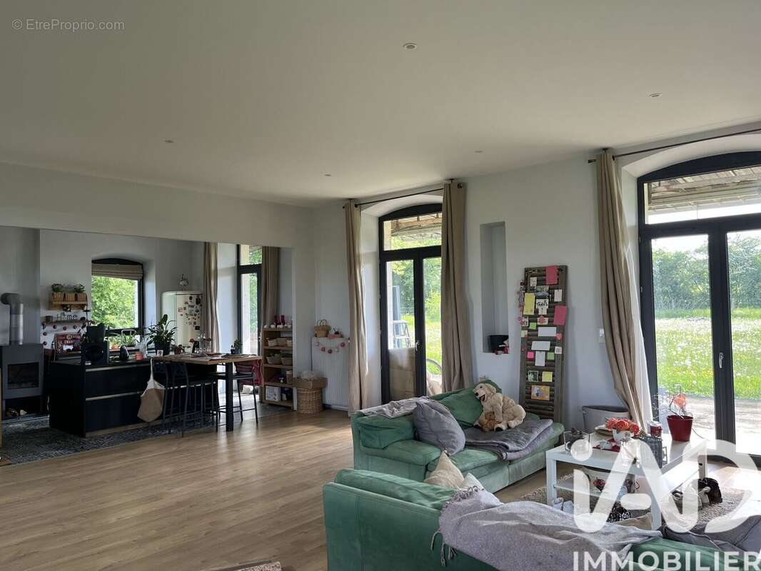 Maison 143 m² à Saint-Thibault  - photo 4