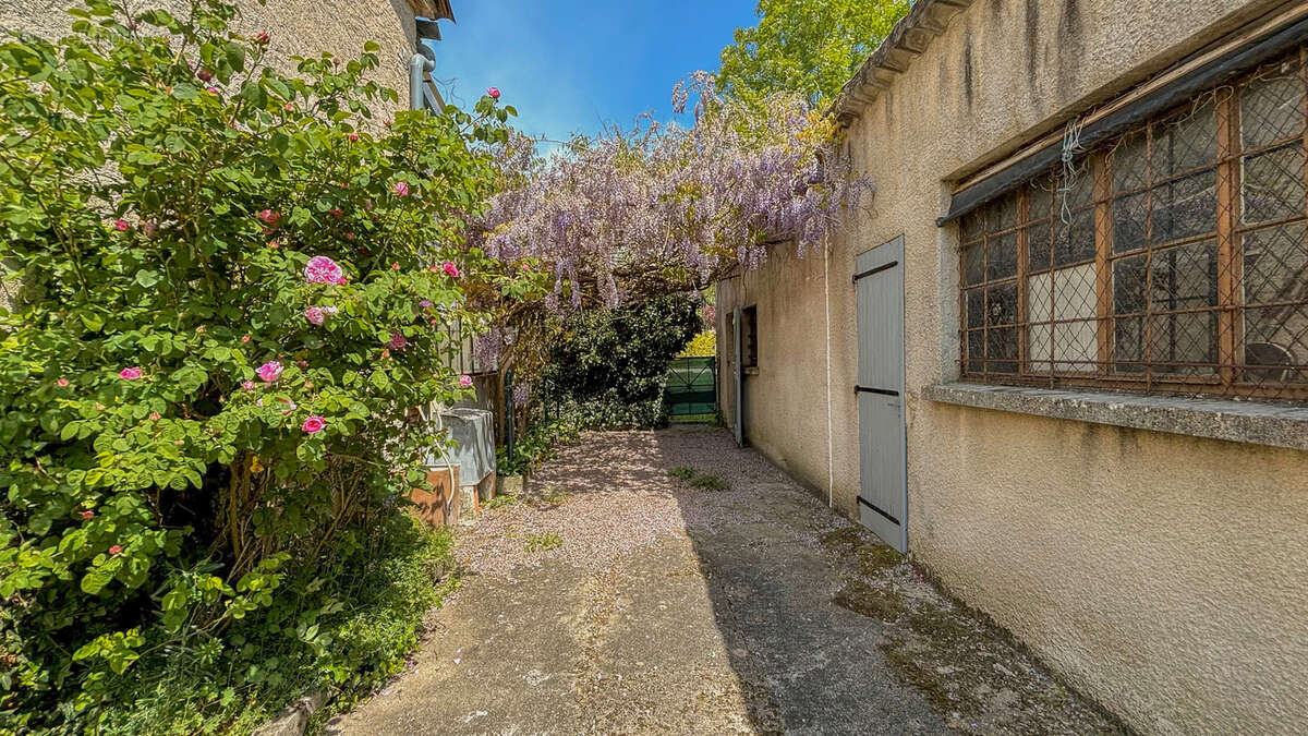 Maison à MONTAIGU-DE-QUERCY