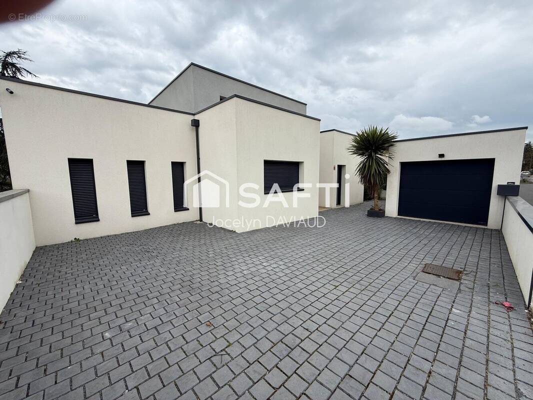 Photo 1 - Maison à MONTREUIL-JUIGNE