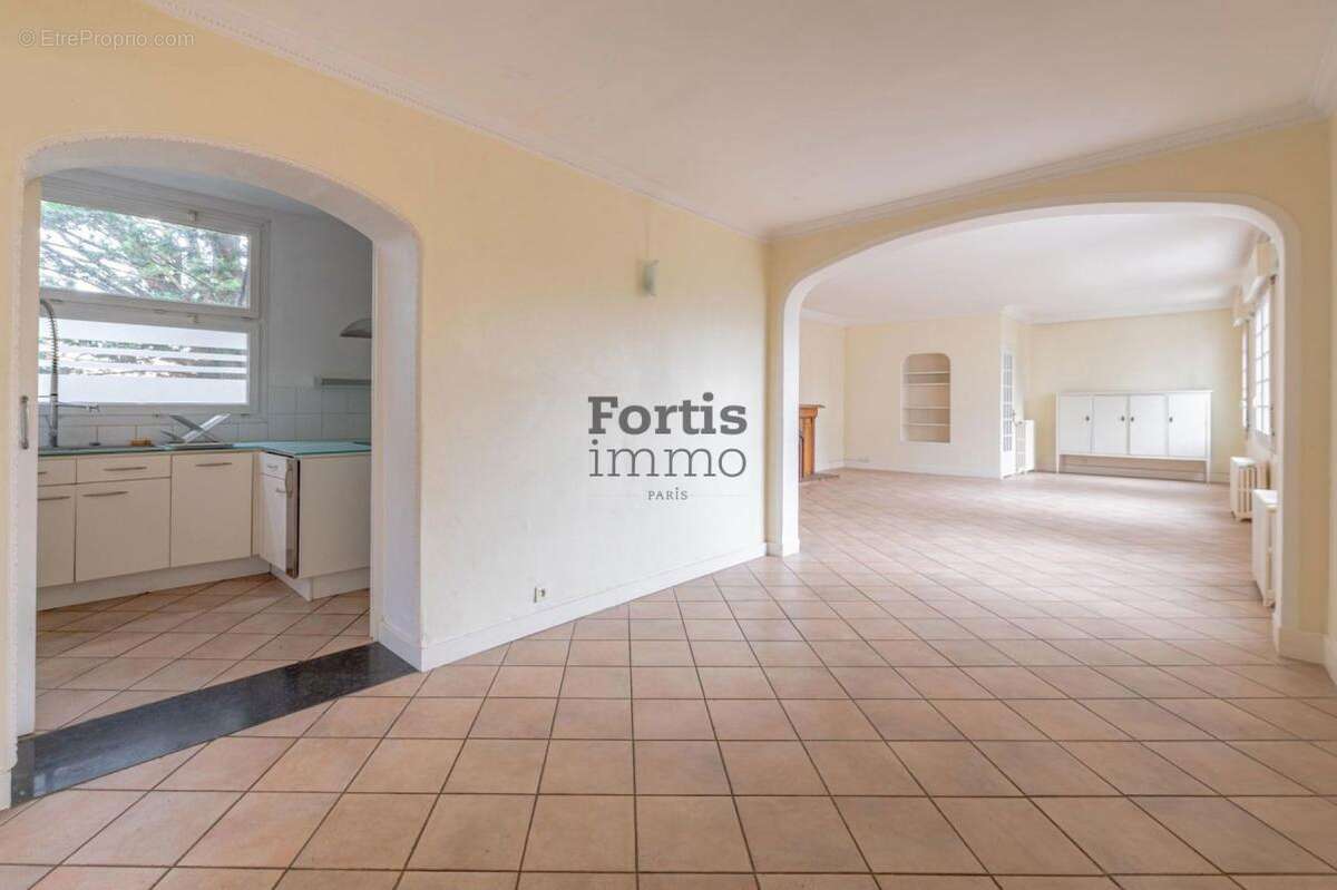 Maison à LE MESNIL-LE-ROI