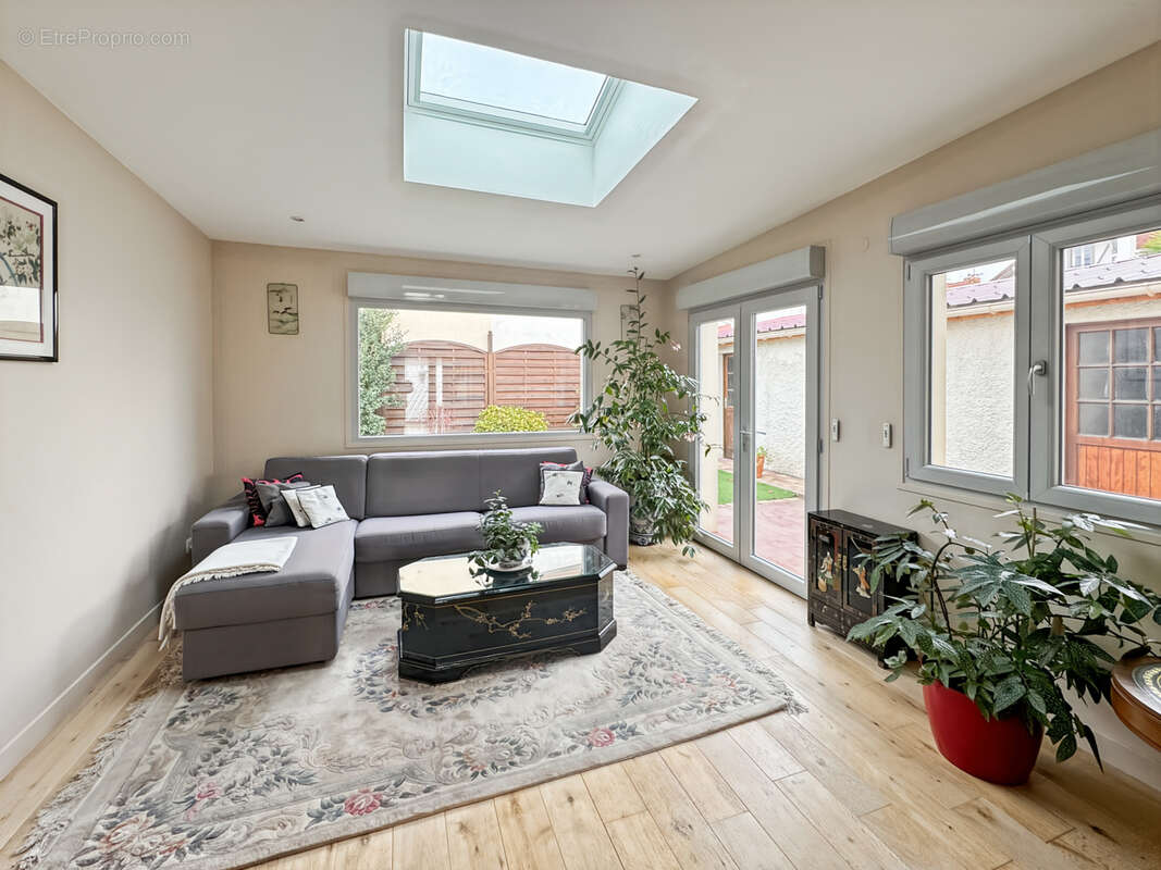 COURBEVOIE 92, Rue Hoche - Maison familiale avec jardins de 111m2 habitables + plus de 52m2 d'annexes (garage - photo 10