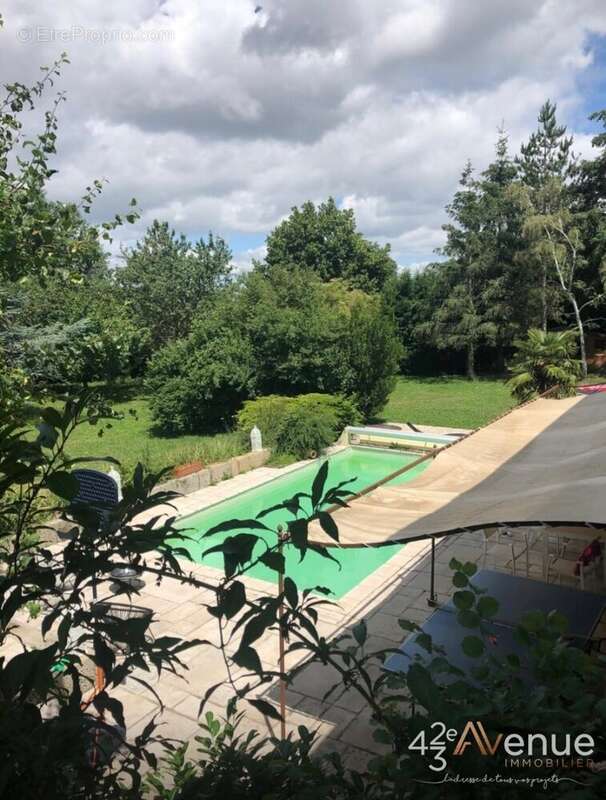 Maison à SAINT-BONNET-LES-OULES