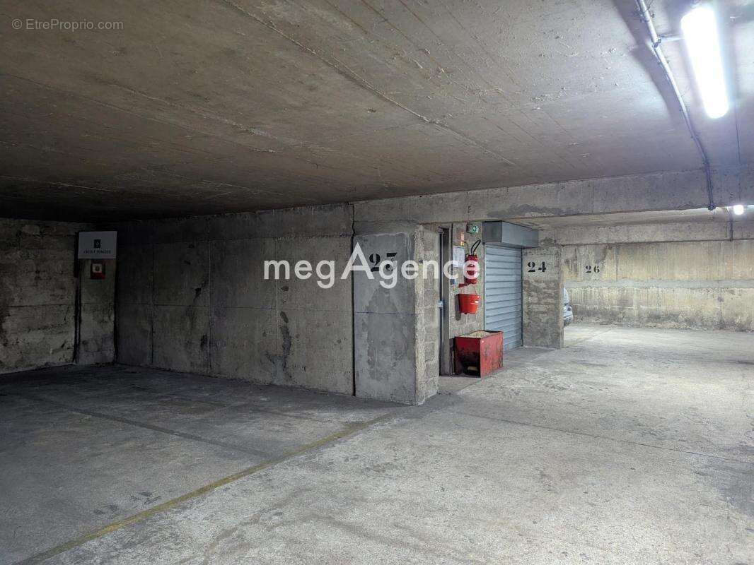 Parking à PARIS-11E