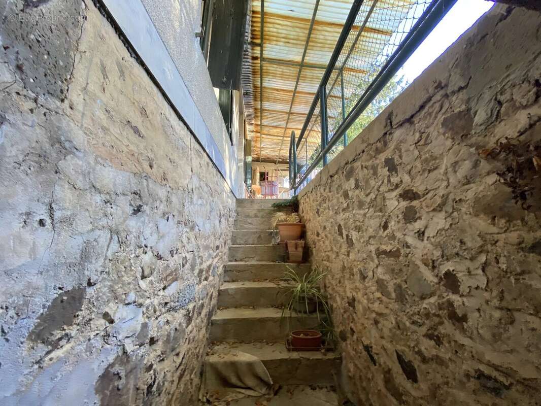 Maison de village atypique à rénover avec jardin et une grande grange - photo 9