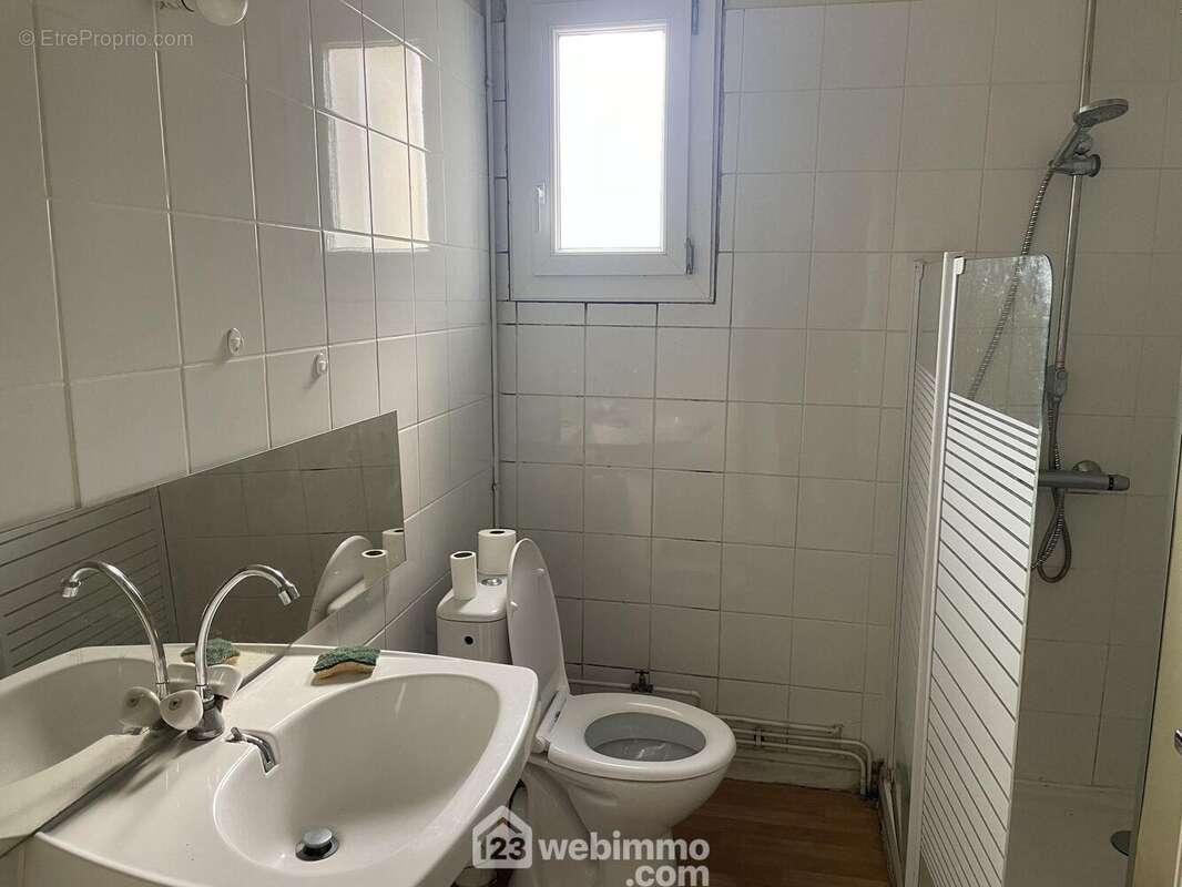 Salle de douche avec WC. - Maison à SAINT-VINCENT-SUR-JARD