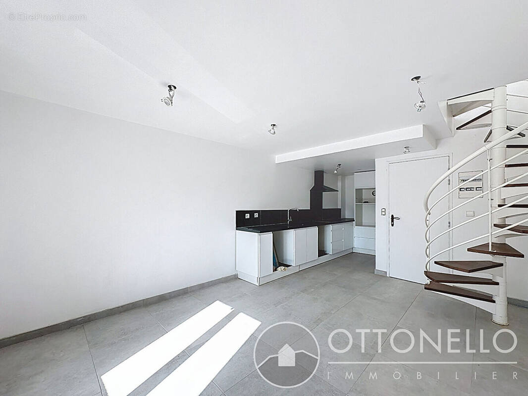 Appartement à ROQUEBRUNE-SUR-ARGENS