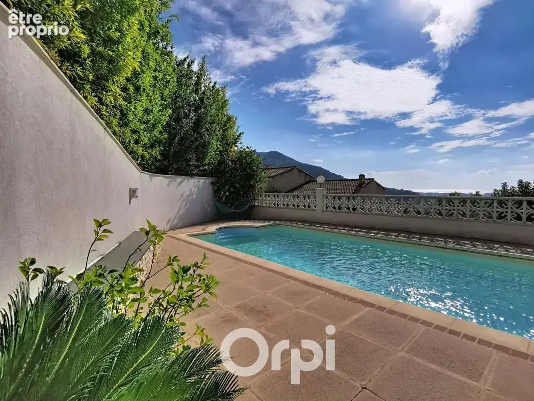 À vendre maison de type 5 d'environ 140m² habitables entièrement rénovée avec piscine et vue mer - photo 6