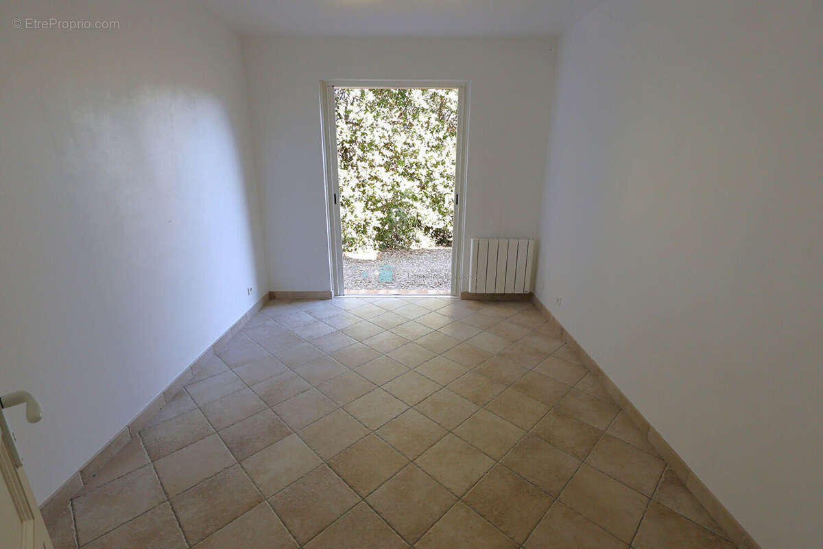 Maison 215 m² vue mer comprenant 2 maisons et un appartement F2 - photo 17