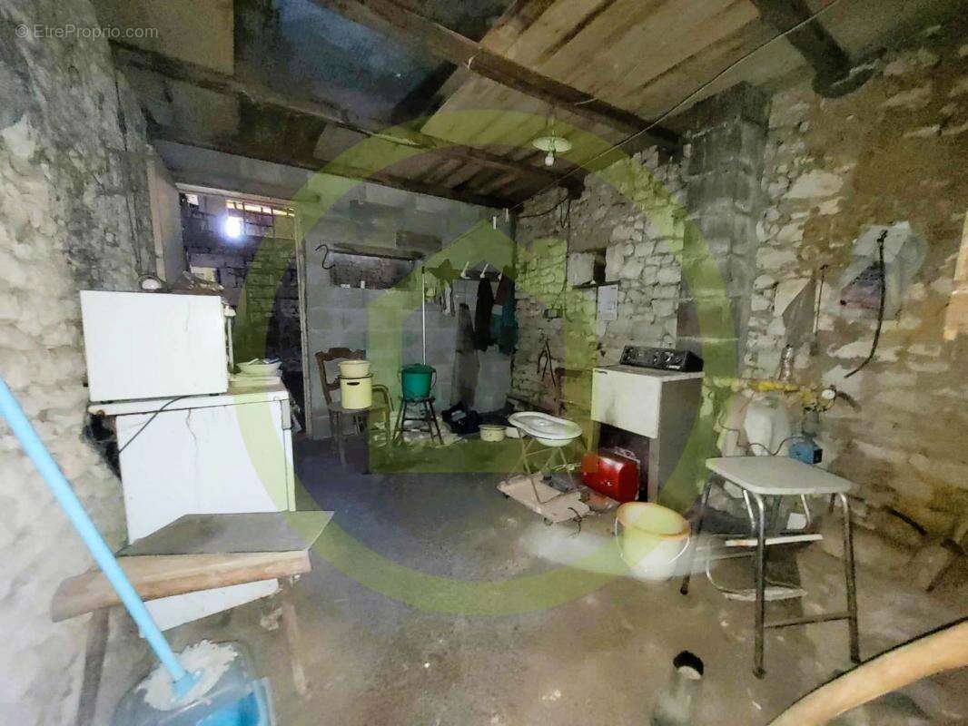 Maison à NIEUL-LE-VIROUIL