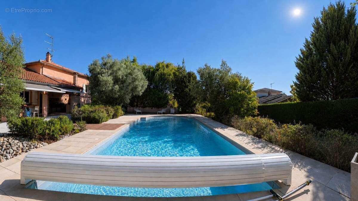 Maison familiale de 182 m² avec piscine et jardin arboré à Rouffiac-Tolosan (31180) - photo 11