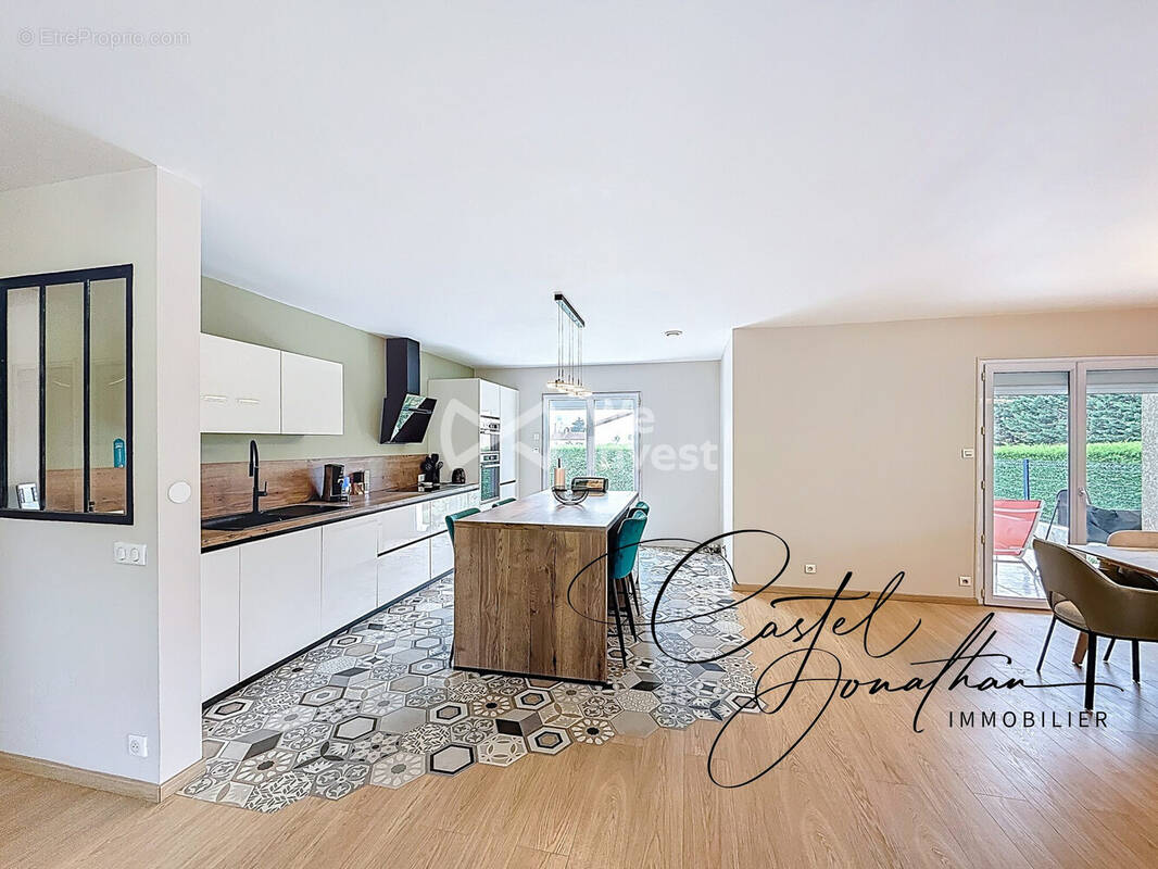 Maison à LAPEYROUSE-MORNAY