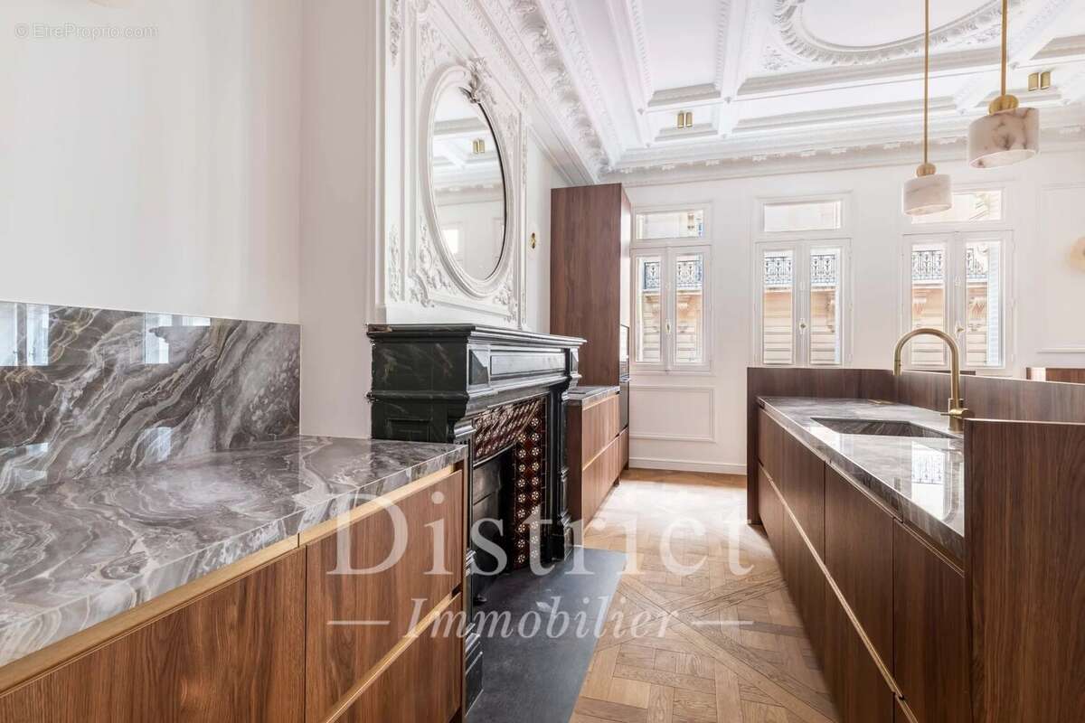 Appartement à PARIS-8E