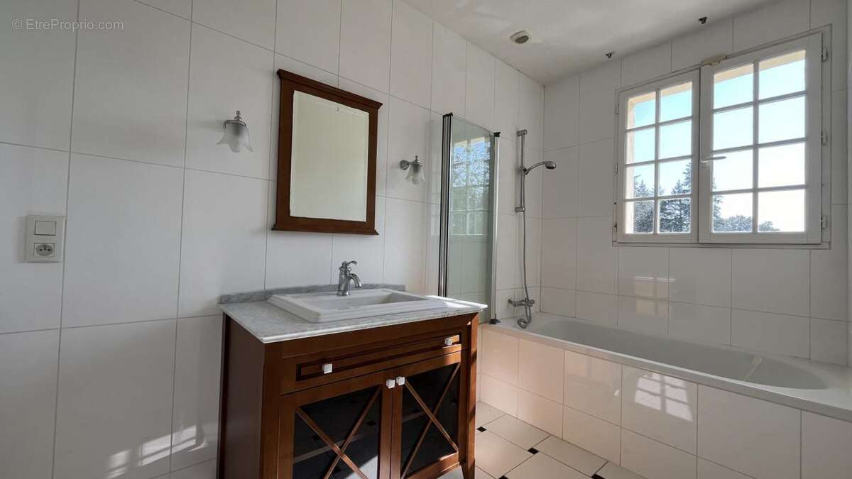 Maison sur 6 132 m² de terrain - photo 17