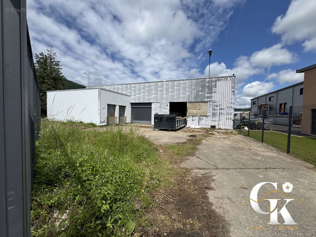 Commerce à SAINT-ETIENNE-DE-CROSSEY