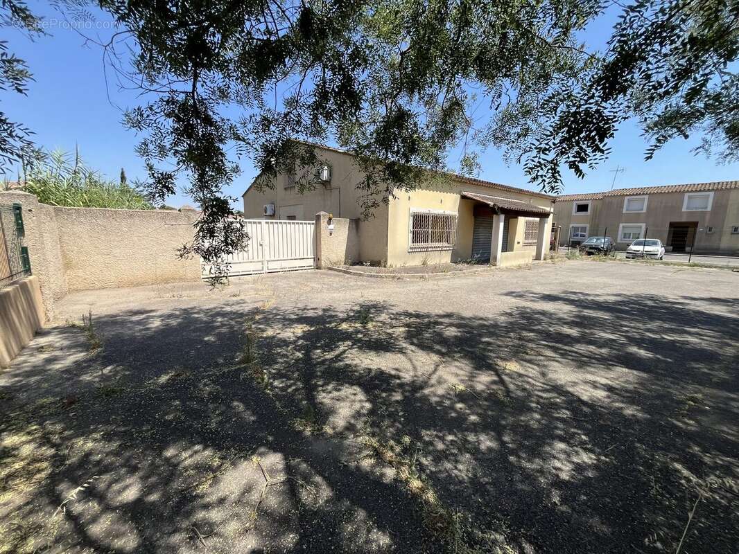 Commerce à FOS-SUR-MER