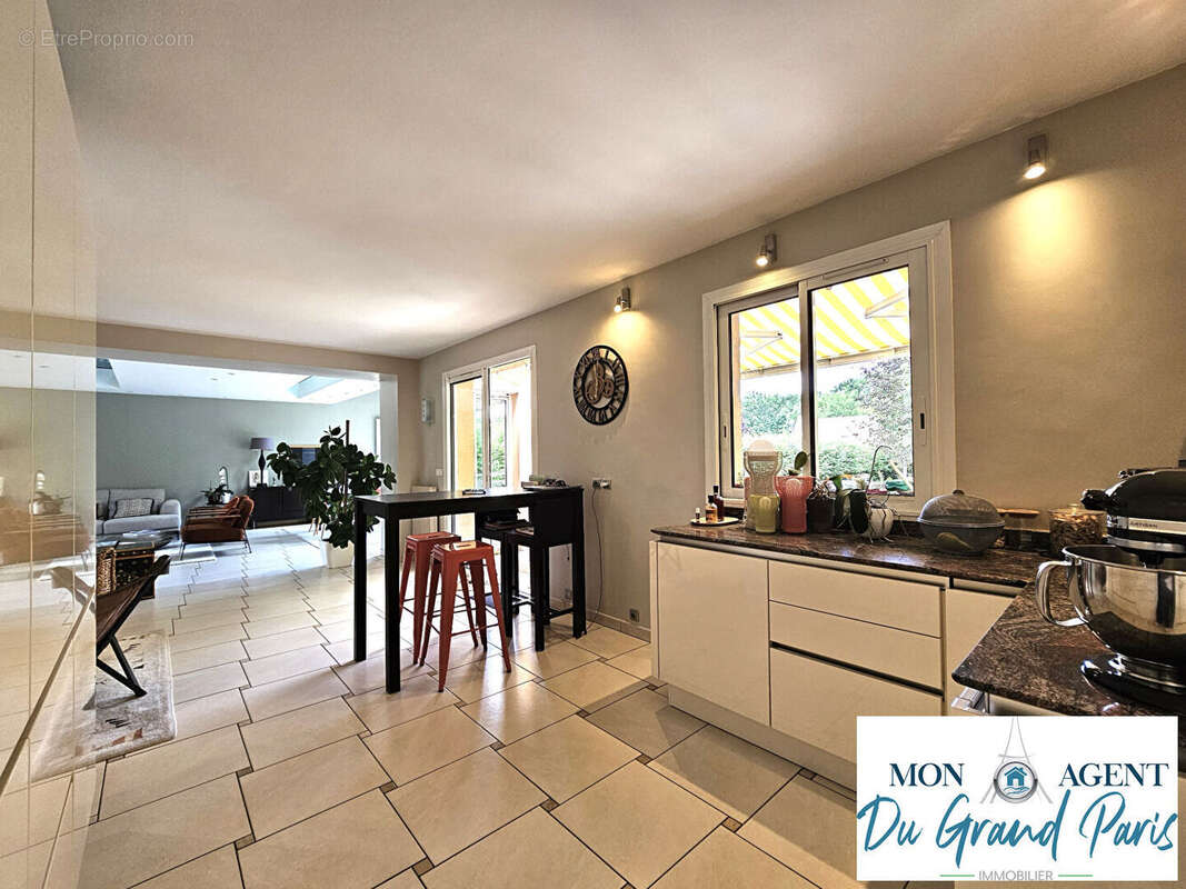Maison contemporaine 230m2 + sous sol + piscine + terrain arbore de 15.000m2 Bullion proche Bonnelles Limours Grand Paris Sud - photo 6