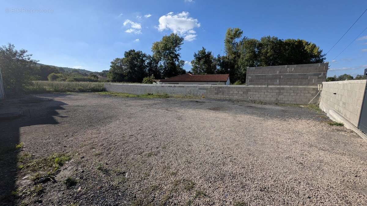 Terrain à PERIGNAT-LES-SARLIEVE