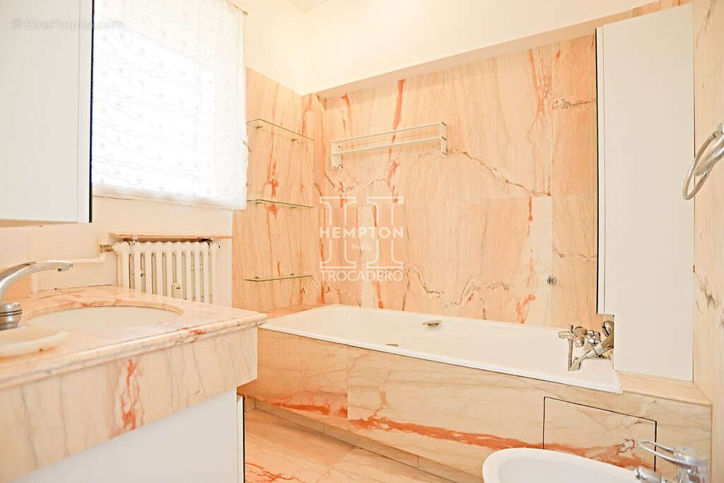 Appartement à PARIS-16E