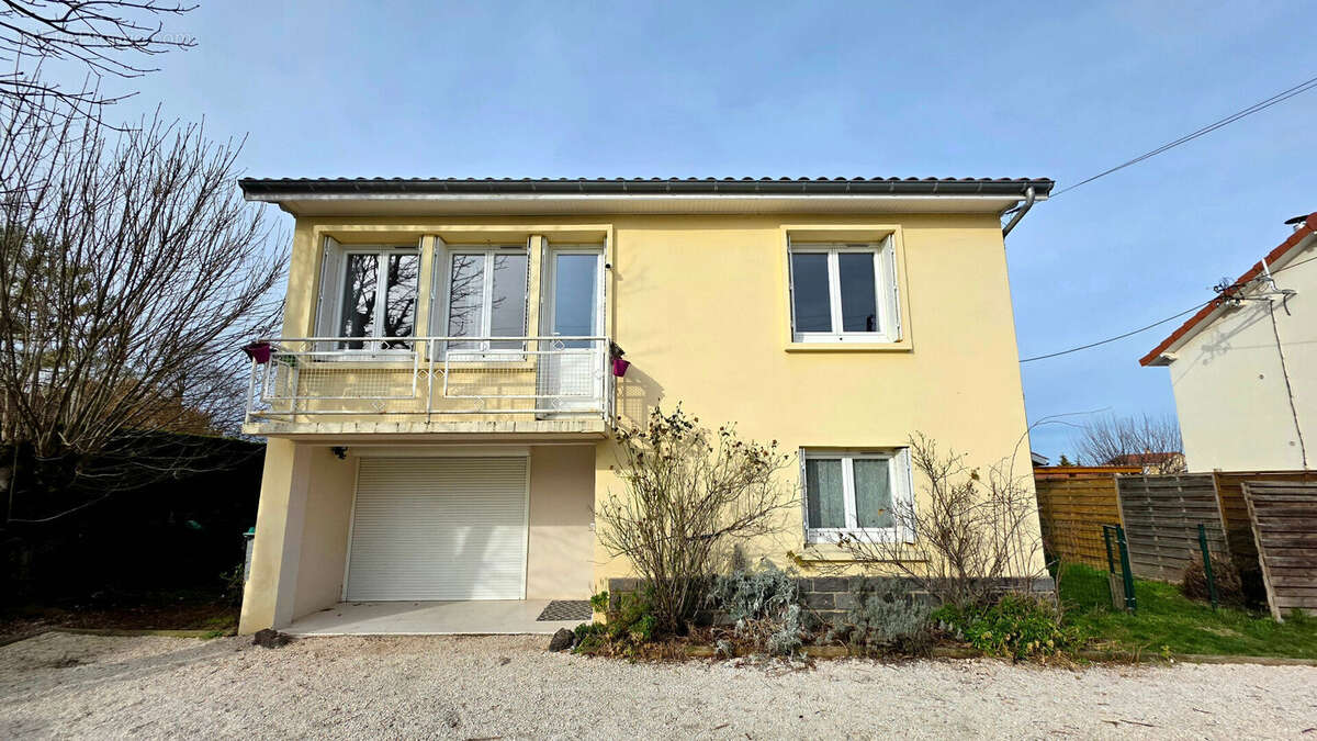 PONT-DU-CHÂTEAU / Maison individuelle de ville avec jardin, terrasse couverte et garage ! - photo 2