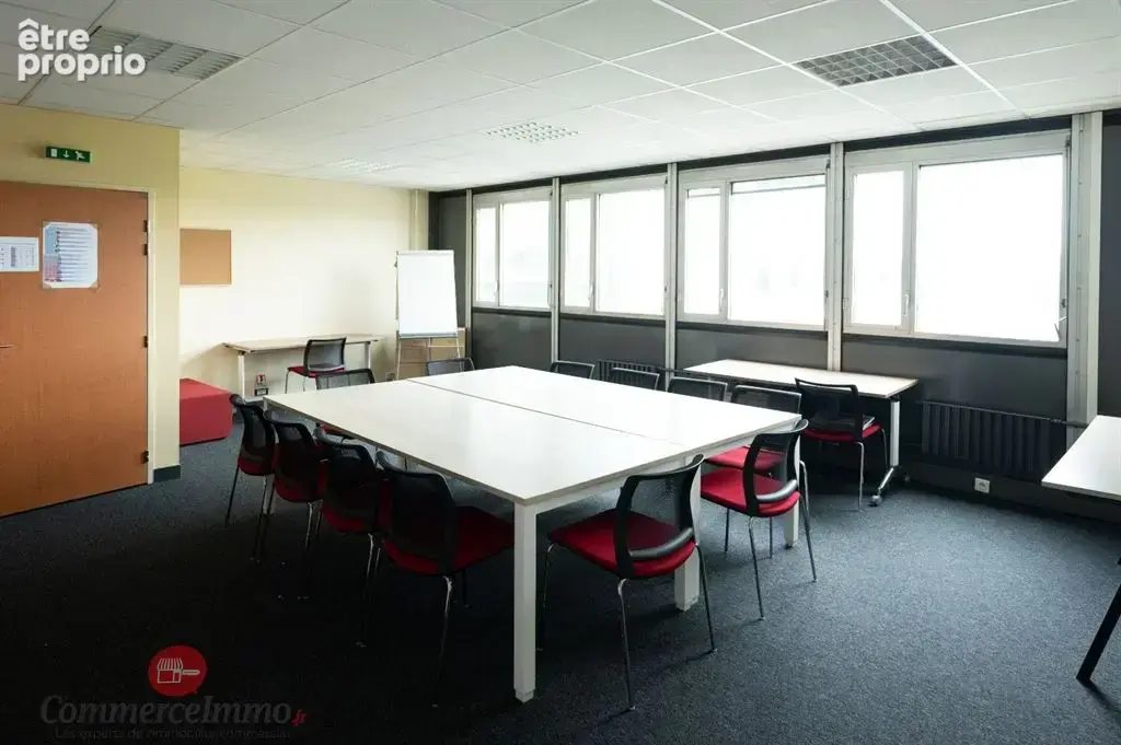 Murs d'un plateau de bureaux de 324 m2 à prix très concurentiel 530 000€ + 6 places de parkings - photo 2
