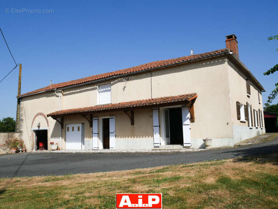 Maison à MONCOUTANT