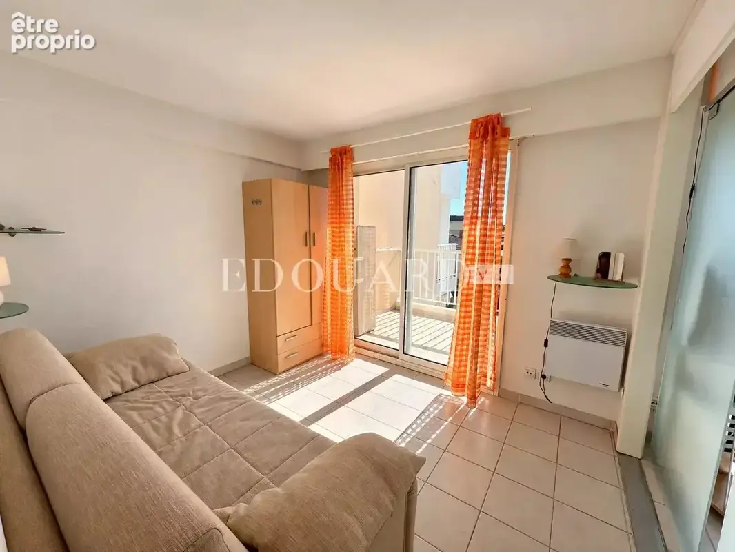 En exclusivité deux pièces en dernier étage avec spacieuse terrasse, cave et parking, à quelques pas des plages - photo 6