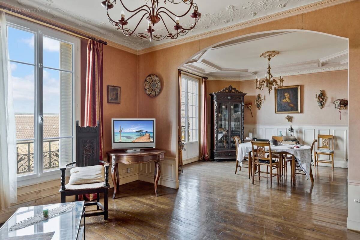 Appartement à COURBEVOIE