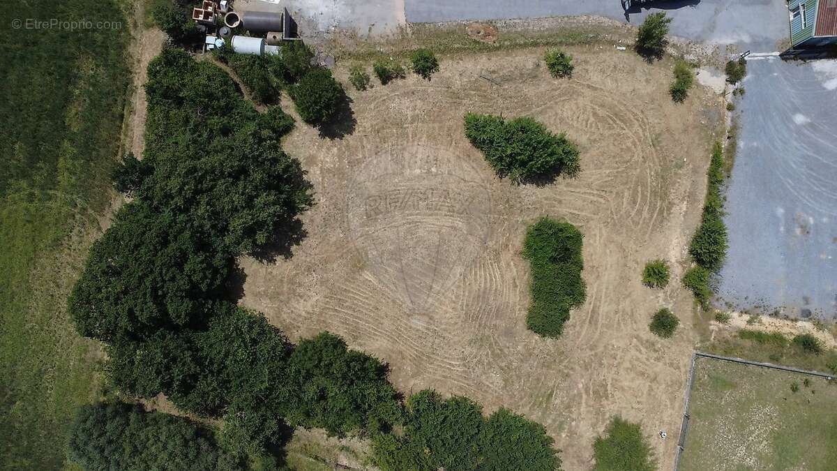 Terrain à SAINT-HILAIRE-DE-BRETHMAS