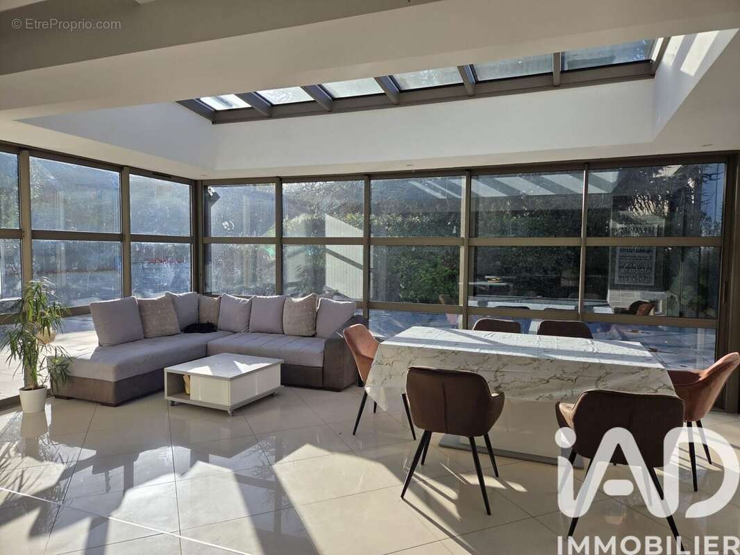 Maison 235 m² à Combs-La-Ville  - photo 2